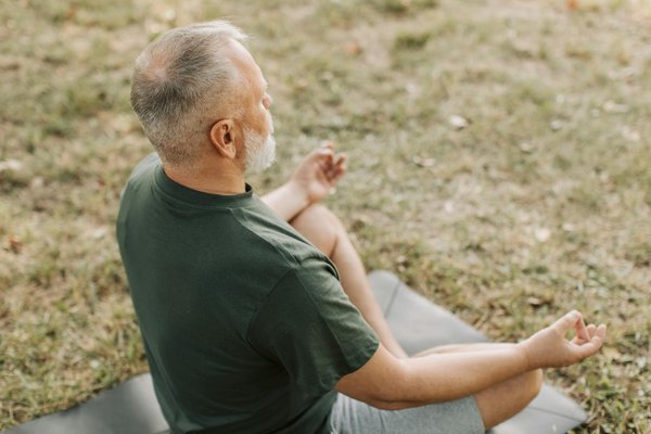 Comment le yoga peut aider à combattre la fatigue des seniors